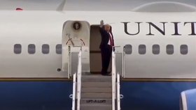 Trump pobavil celý internet. Při nástupu do letadla mu z boty čouhal toaleťák.