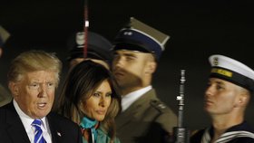 Donald Trump s manželkou Melanií přicestovali do Varšavy.