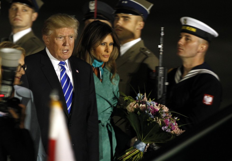 Donald Trump s manželkou Melanií přicestovali do Varšavy.