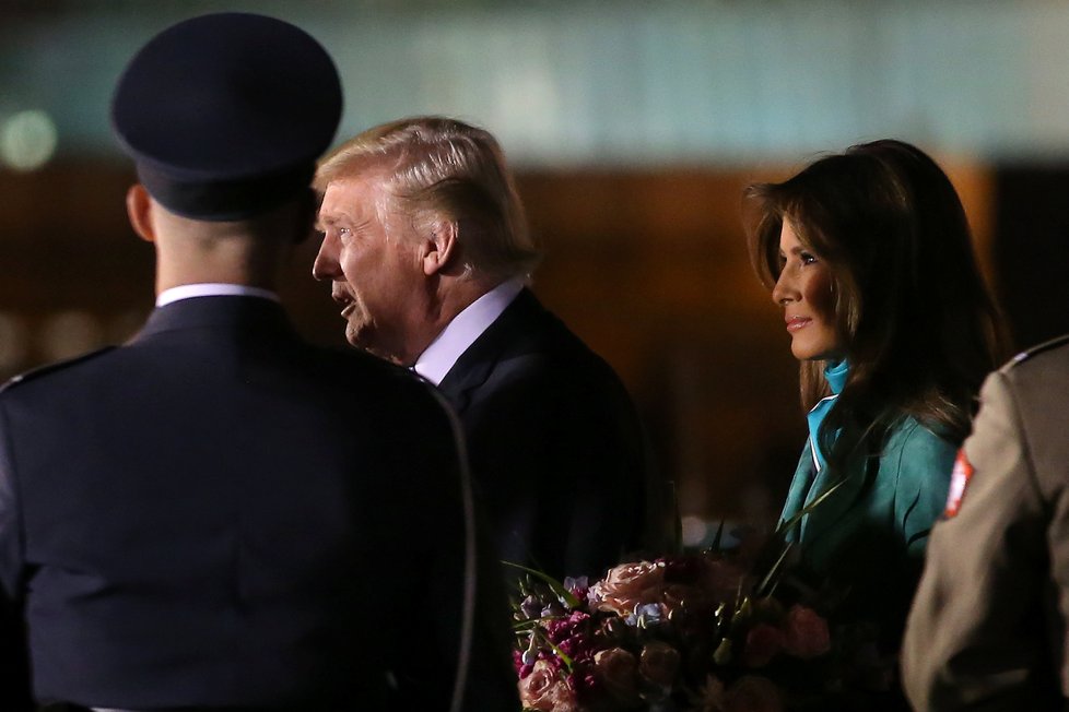 Donald Trump s manželkou Melanií přicestovali do Varšavy.