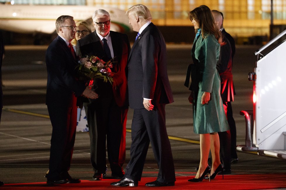 Donald Trump s manželkou Melanií přicestovali do Varšavy.