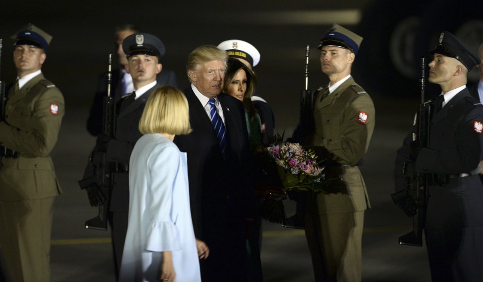 Donald Trump s manželkou Melanií přicestovali do Varšavy.