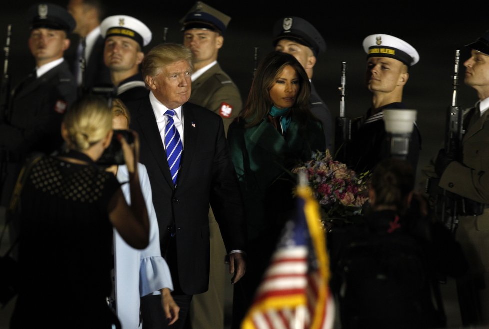 Donald Trump s manželkou Melanií přicestovali do Varšavy.