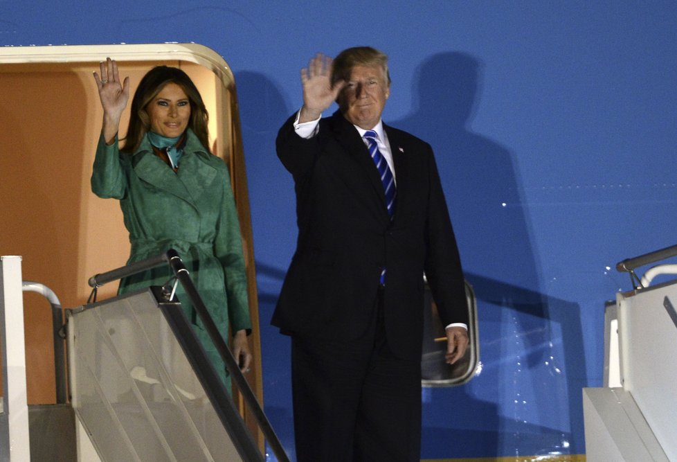 Donald Trump s manželkou Melanií přicestovali do Varšavy.