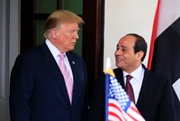 Trump lichotil egyptskému kolegovi. „Mění ústavu kvůli moci,“ varují jej senátoři