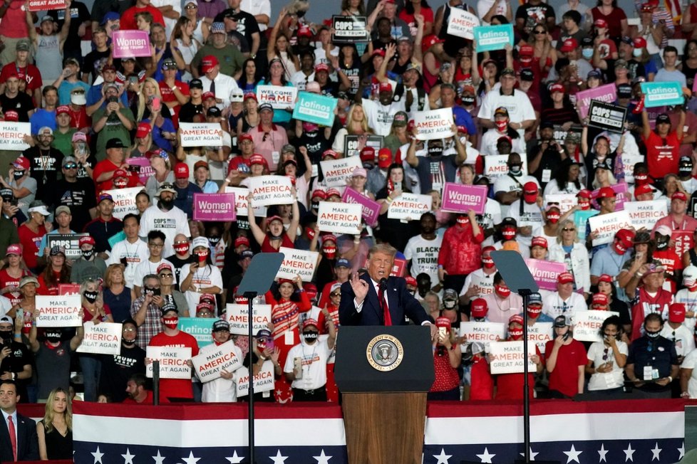 Trump vystoupil na prvním mítinku po nákaze, vítali ho příznivci bez roušek.