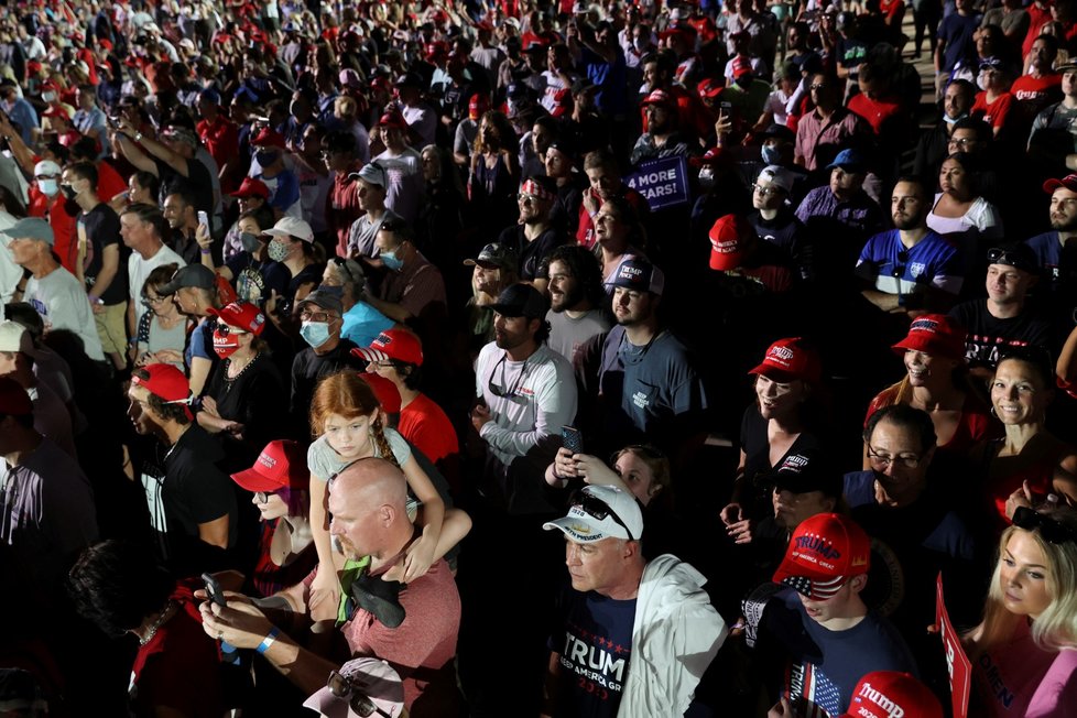 Trump vystoupil na prvním mítinku po nákaze, vítali ho příznivci bez roušek.