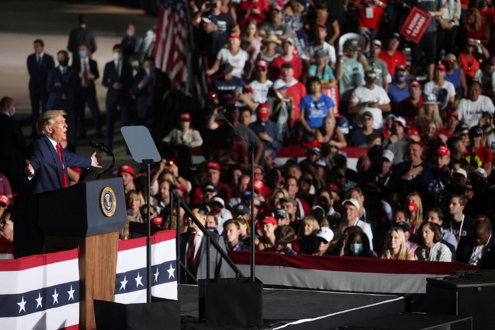 Trump vystoupil na prvním mítinku po nákaze, vítali ho příznivci bez roušek.