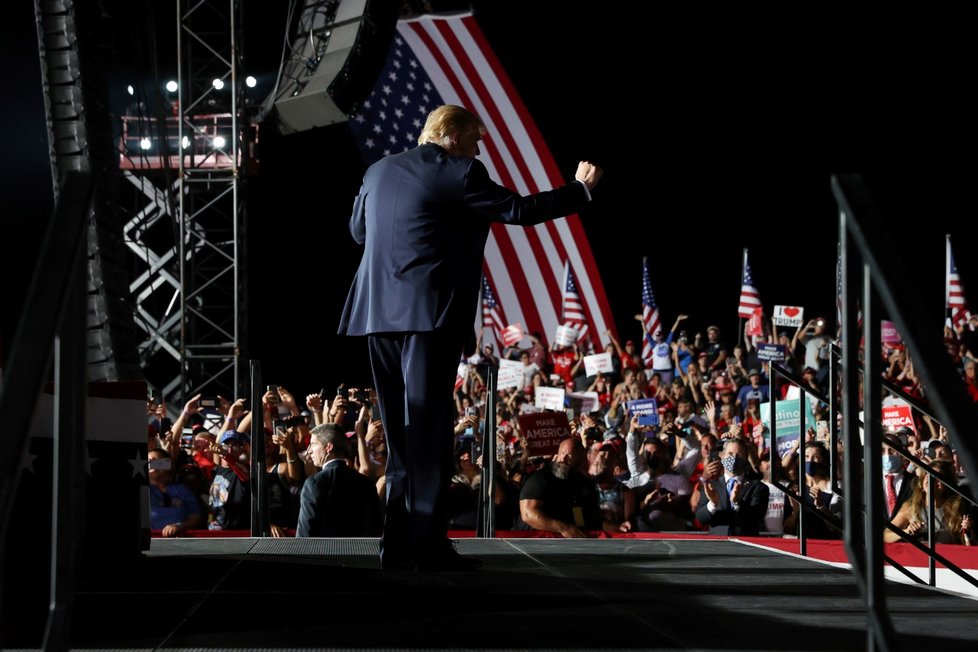 Trump vystoupil na prvním mítinku po nákaze, vítali ho příznivci bez roušek.