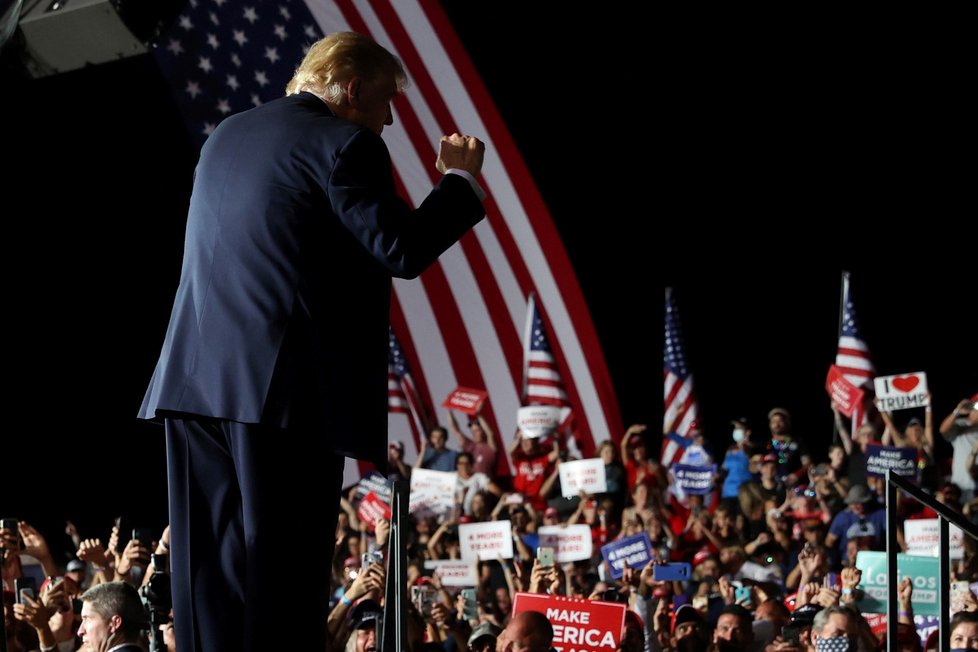 Trump vystoupil na prvním mítinku po nákaze, vítali ho příznivci bez roušek.