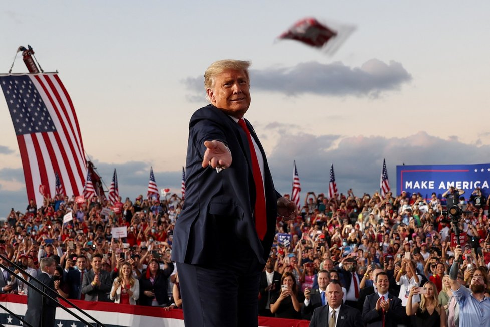 Trump vystoupil na prvním mítinku po nákaze, vítali ho příznivci bez roušek