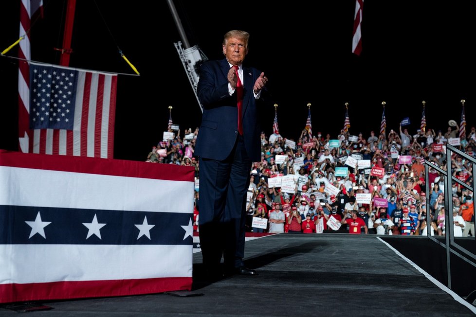 Trump vystoupil na prvním mítinku po nákaze, vítali ho příznivci bez roušek