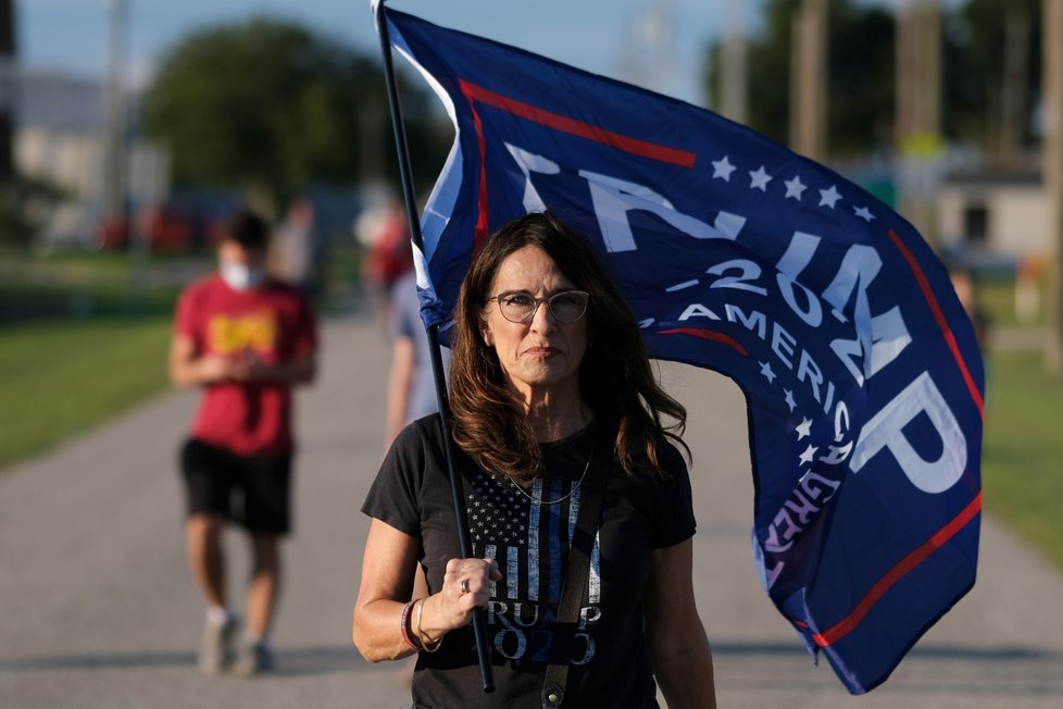 Trump vystoupil na prvním mítinku po nákaze, vítali ho příznivci bez roušek.