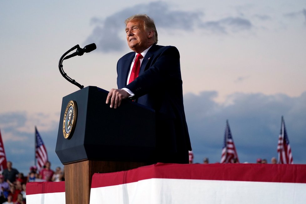 Trump vystoupil na prvním mítinku po nákaze, vítali ho příznivci bez roušek.