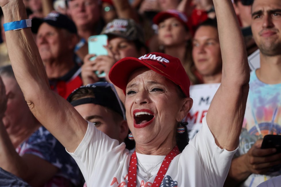 Trump vystoupil na prvním mítinku po nákaze, vítali ho příznivci bez roušek