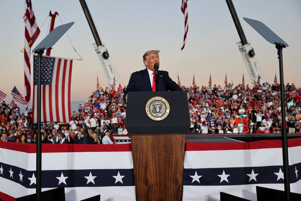 Trump vystoupil na prvním mítinku po nákaze, vítali ho příznivci bez roušek