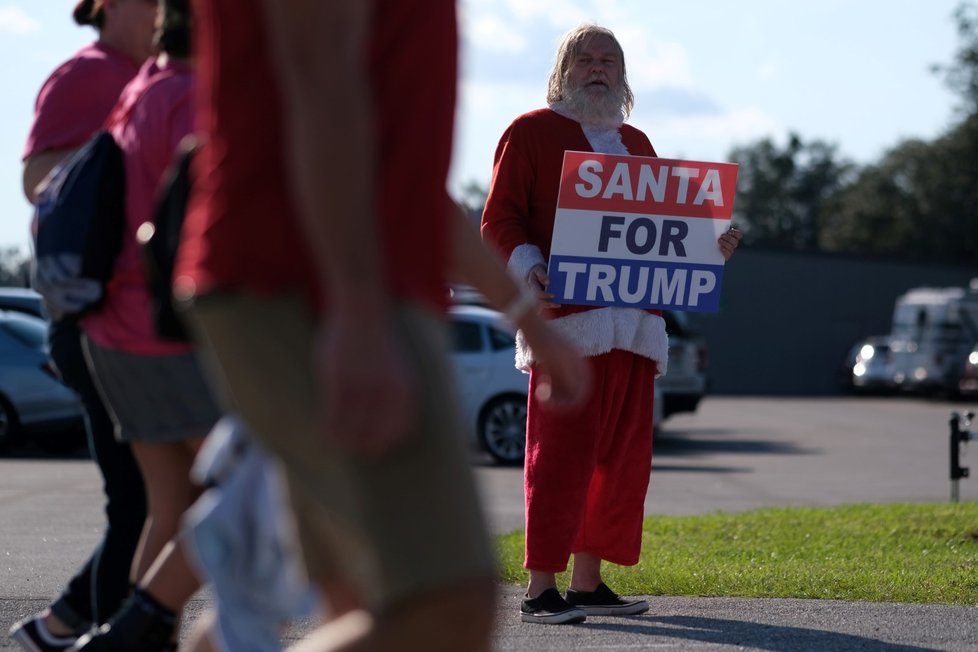 Trump vystoupil na prvním mítinku po nákaze, vítali ho příznivci bez roušek.