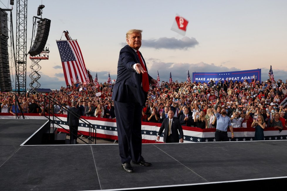 Trump vystoupil na prvním mítinku po nákaze, vítali ho příznivci bez roušek