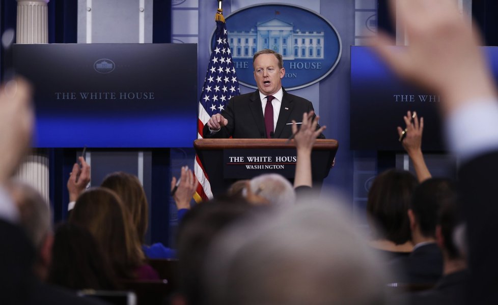 Bílý dům zakázal novinářům několika významných amerických médií vstup na tiskovou konferenci prezidentského mluvčího Seana Spicera.