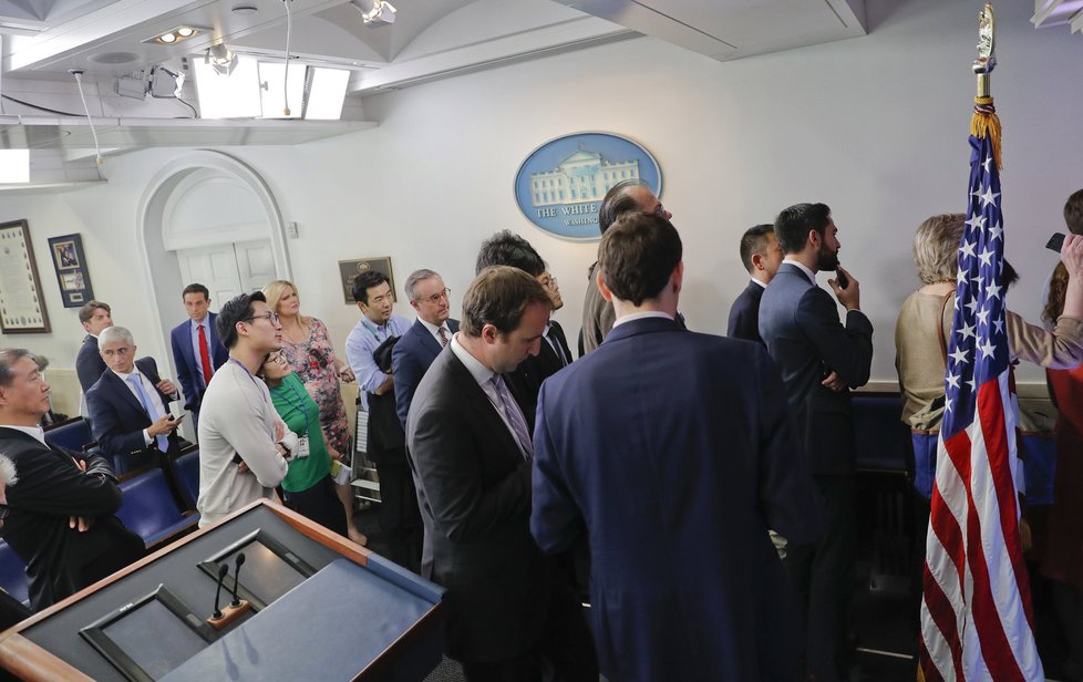 Bílý dům zakázal novinářům několika významných amerických médií vstup na tiskovou konferenci prezidentského mluvčího Seana Spicera.