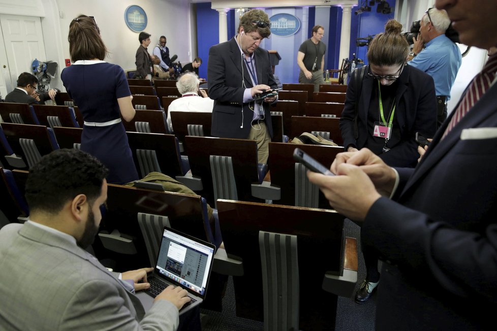 Bílý dům zakázal novinářům několika významných amerických médií vstup na tiskovou konferenci prezidentského mluvčího Seana Spicera.