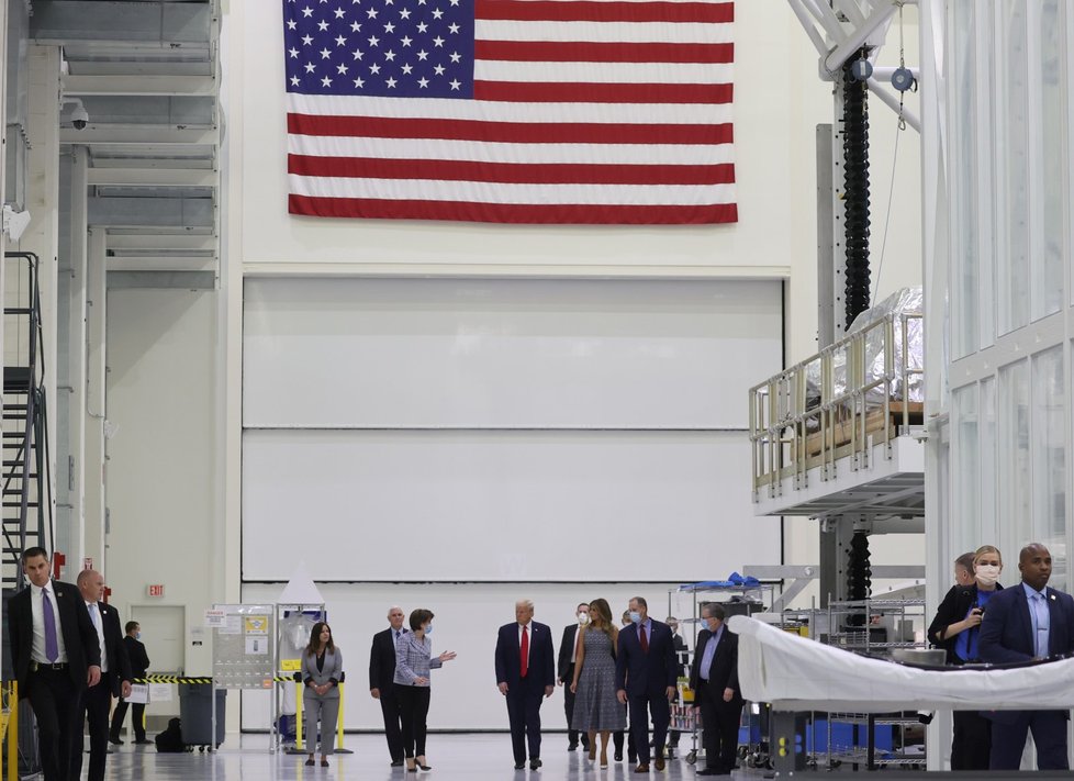 Americký prezident Donald Trump a jeho žena Melania dorazili na Floridu na start rakety Falcon 9 a lodi Crew Dragon (27. 5. 2020)