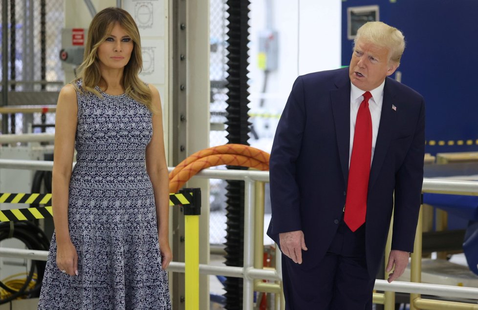 Americký prezident Donald Trump a jeho žena Melania dorazili na Floridu na start rakety Falcon 9 a lodi Crew Dragon (27. 5. 2020)