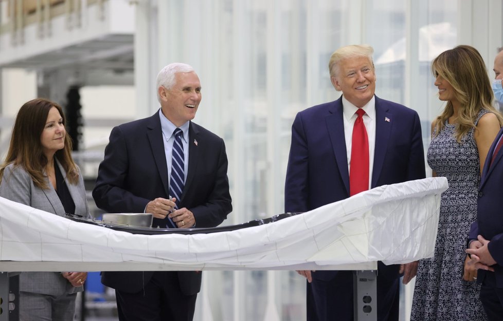 Americký prezident Donald Trump a jeho žena Melania dorazili na Floridu na start rakety Falcon 9 a lodi Crew Dragon (27. 5. 2020)