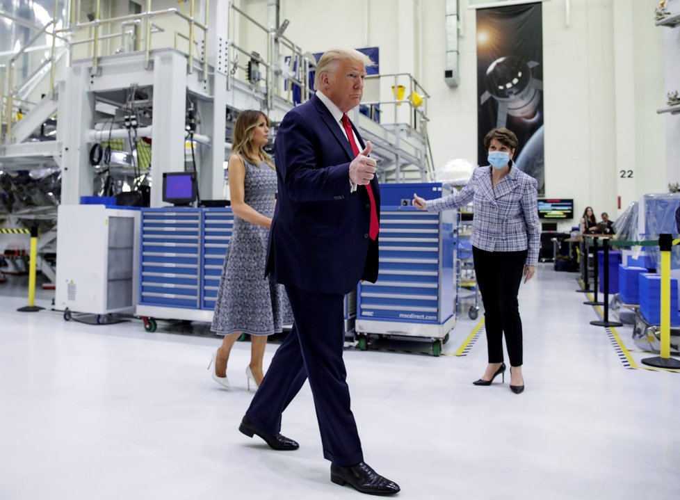 Americký prezident Donald Trump a jeho žena Melania dorazili na Floridu na start rakety Falcon 9 a lodi Crew Dragon (27. 5. 2020)