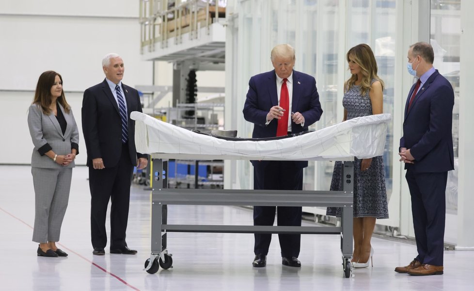 Americký prezident Donald Trump a jeho žena Melania dorazili na Floridu na start rakety Falcon 9 a lodi Crew Dragon (27. 5. 2020)