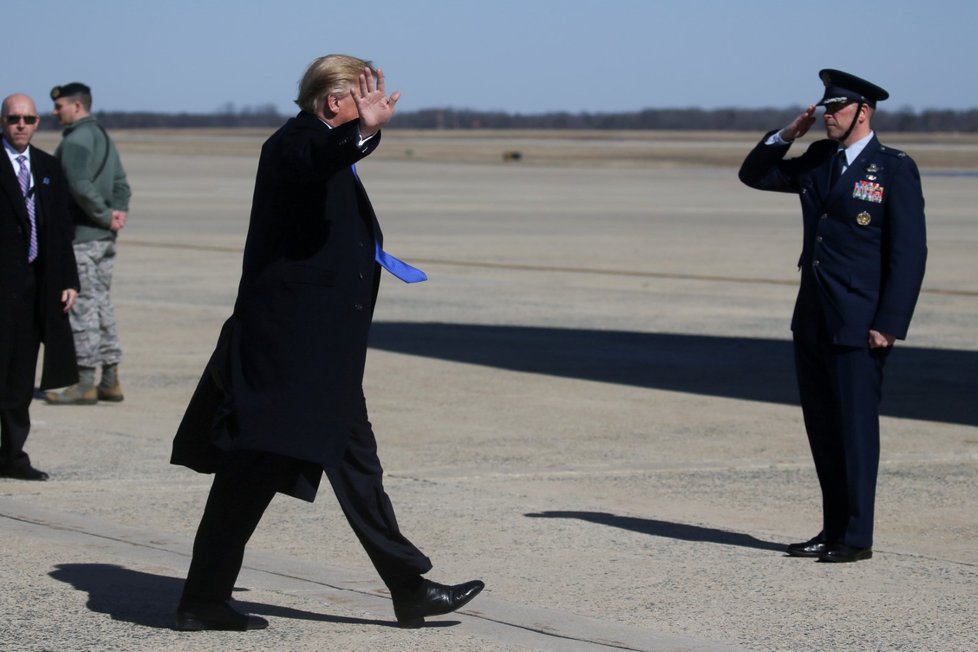 Trump odletěl z letecké základny Andrews u Washingtonu do vietnamského hlavního města Hanoje. (25.2.2019)