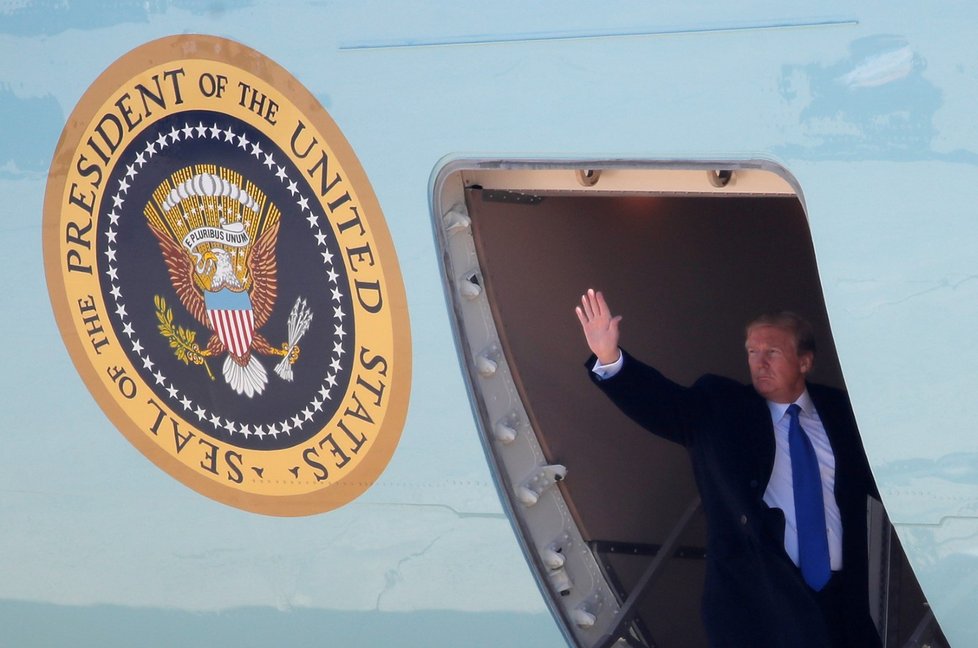 Trump odletěl z letecké základny Andrews u Washingtonu do vietnamského hlavního města Hanoje. (25.2.2019)