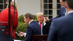 Nákaza se šíří i ve Spojených státech. Prezident Donald Trump ale chce některá opatření v méně postižených oblastech zmírnit. (24. 3. 2020)