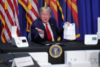 Panika v Bílém domě: Trumpův osobní asistent má koronavirus. A co prezident?