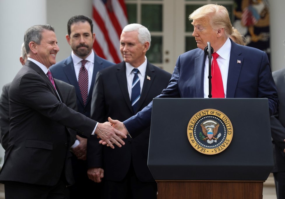 Prezident Donald Trump se osobního kontaktu neobává ani na konferencích o koronaviru.