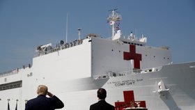 Prezident Donald Trump a zdravotnická loď, která má pomoci New Yorku (28. 3. 2020))