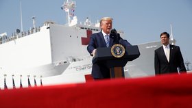 Prezident Donald Trump a zdravotnická loď, která má pomoci New Yorku (28. 3. 2020))