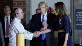 Prezident USA Donald Trump a jeho žena Melania navštívili v nemocnici postřeleného kongresmana Steva Scaliseho.