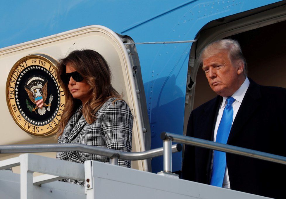 Americký prezident Donald Trump s manželkou Melanií na palubě Air Force One.