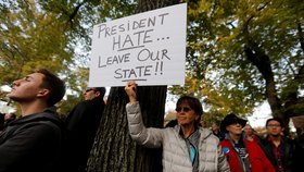 Trump navštívil synagogu v Pittsburghu, čekaly jej stovky odpůrců.