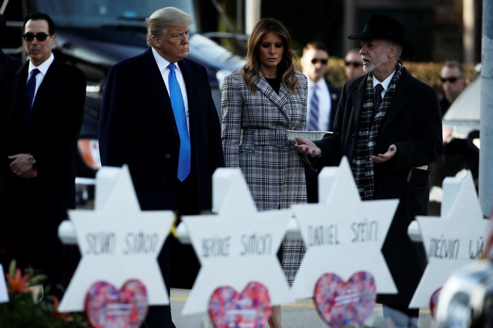 Trump navštívil synagogu v Pittsburghu, čekaly jej stovky odpůrců