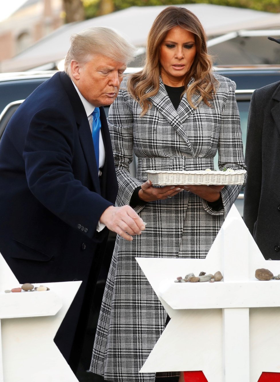 Trump navštívil synagogu v Pittsburghu, čekaly jej stovky odpůrců