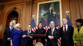 Demokratická šéfka Sněmovny reprezentantů Nancy Pelosiová (uprostřed) po hlasování o impeachmentu (18. 12. 2019)