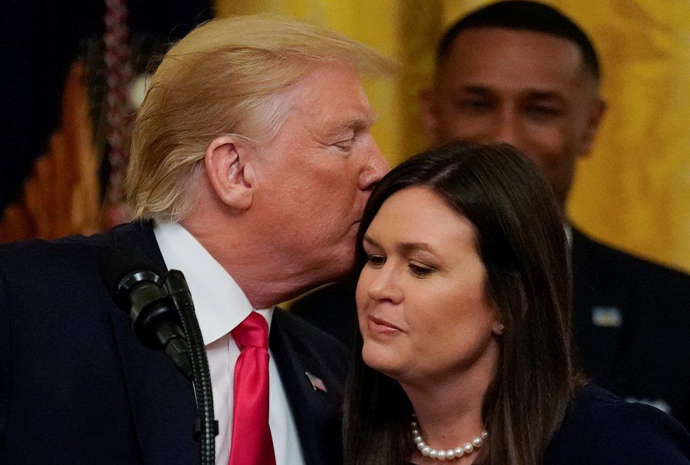 Americký prezident Donald Trump a jeho končící mluvčí Sarah Sandersová (13. 6. 2019)