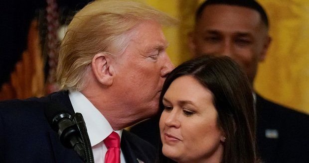 Trump objímal a líbal ženu, která ho opouští. Mluvčí Sandersová míří zpět domů