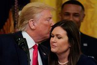 Trump objímal a líbal ženu, která ho opouští. Mluvčí Sandersová míří zpět domů