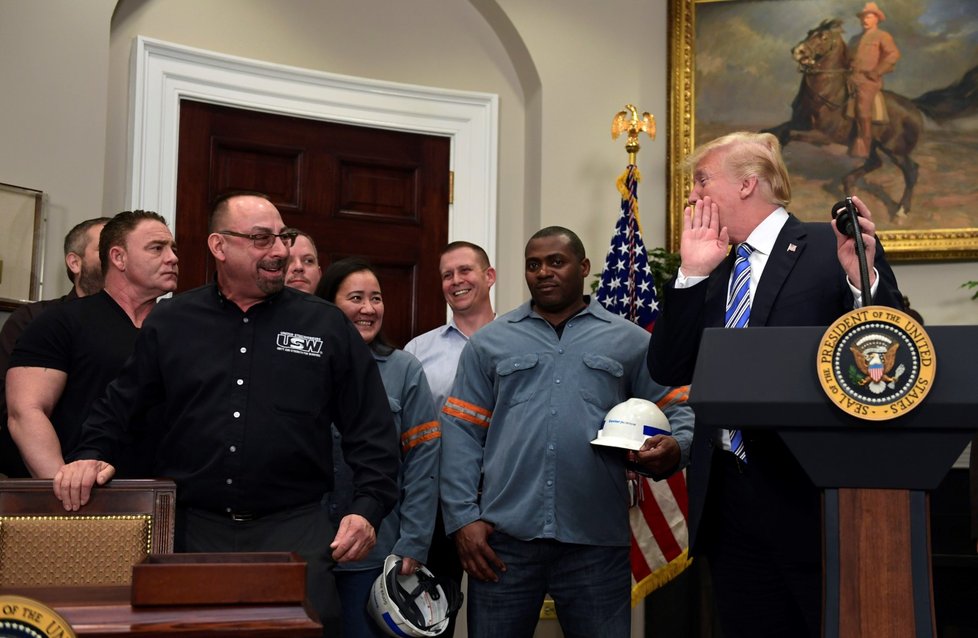 Trump oznámil zavedení cel na ocel a hliník