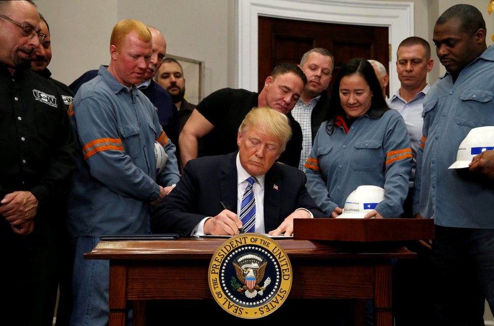 Trump oznámil zavedení cel na ocel a hliník.