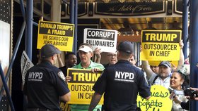 Demonstranti proti Trumpovi vyšli s transparenty.