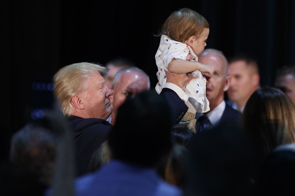 Trump při své úterní kampani v texaském Astonu